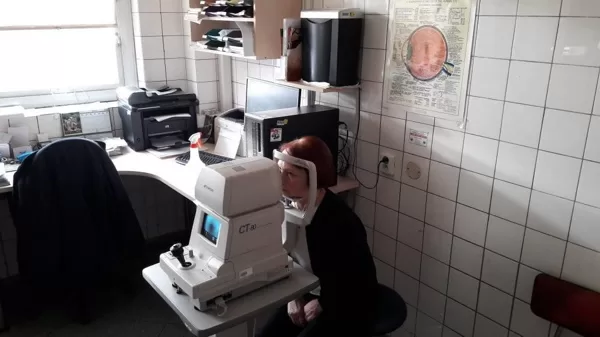 bezkontaktní tonometr